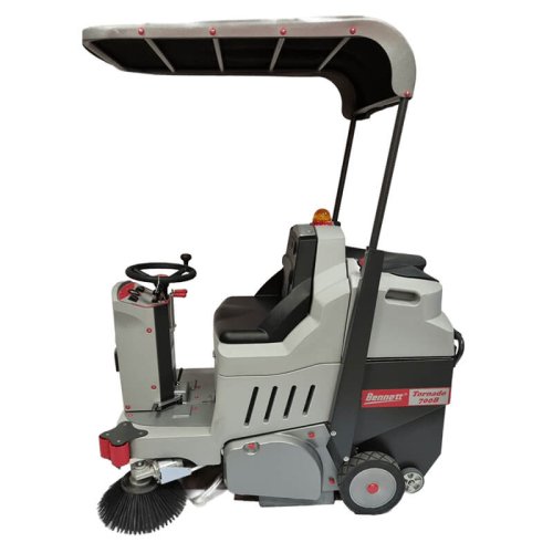 Подметальная машина с местом оператора Bennett Tornado 700bd PLUS (li-ion 24В / 315Ач)