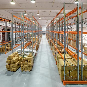 Паллетные металлические стеллажи используются для хранения грузов на поддонах